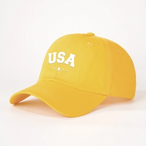 Gros plan détaillé de la broderie USA et de l'étoile sur la casquette de baseball jaune