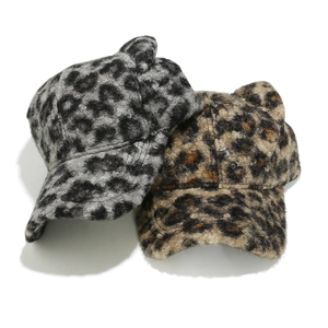 Berretto da baseball leopardato in ecopelliccia con orecchie di gatto grigio e marrone
