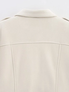Vue détaillée des coutures et de la texture douce sur le dos de la veste crème