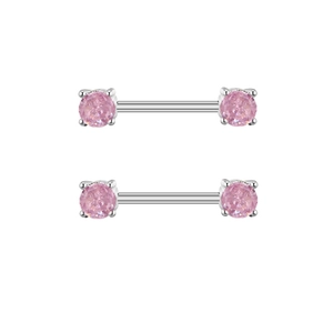 Détail de deux piercings de mamelon en acier avec zircons roses sertis à griffes