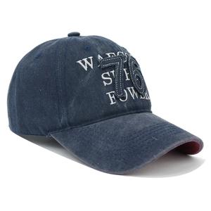 Nahaufnahme einer Vintage-Baseballkappe aus gewaschenem Denim mit 76er-Stickerei-Aufnäher