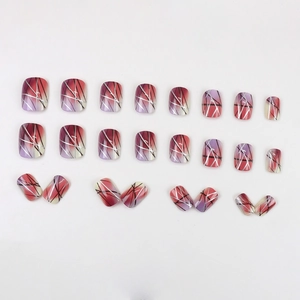 Faux ongles carrés courts avec marbrure rouge-violet et lignes géométriques argent
