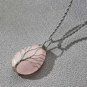 Pendaglio a goccia in quarzo rosa con albero in filo d'argento su catena a maglie