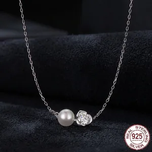 Collier élégant en argent S925 avec une perle naturelle et un pendentif en moissanite
