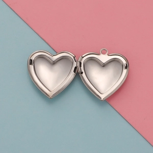 Médaillon coeur en acier 316L ouvert montrant les compartiments intérieurs polis