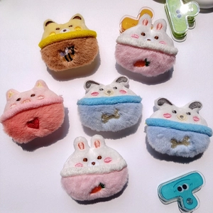 Dettaglio di custodie per accessori in peluche con ricami colorati di animali