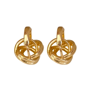 Élégantes boucles d'oreilles créoles dorées torsadées avec un design en métal entrelacé