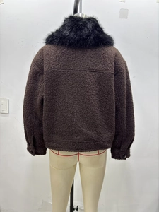Vue arrière d'une veste courte en polaire marron avec un col en fausse fourrure noire
