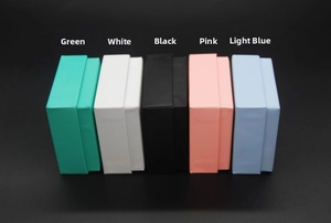 Boîtes à bijoux en carton mat disponibles en cinq couleurs élégantes différentes