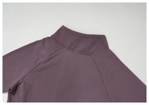 Détail du col montant et des manches raglan sur la veste de yoga violette