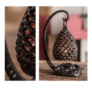 Vue macro détaillée du bougeoir pomme de pin en fonte vintage avec motifs évidés
