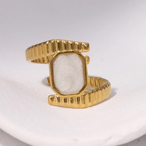 Anello aperto in acciaio inossidabile dorato 18k con cristallo bianco e fascia a coste