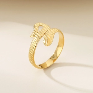 Détails de la bague serpent dorée avec textures d'écailles précises et finition métallique