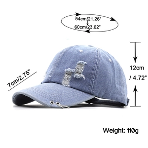 Casquette en jean délavé avec anneaux métalliques et guide des tailles détaillé