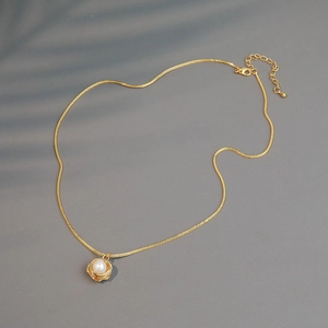 Elegant gold flower freshwater pearl pendant necklace for women with adjustable chain