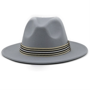 Dettaglio del cappello fedora in lana grigia con nastro a righe bianche e nere