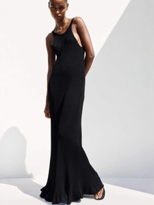 Elegant slim fit backless knitted black maxi dress with vertical ribbed texture
