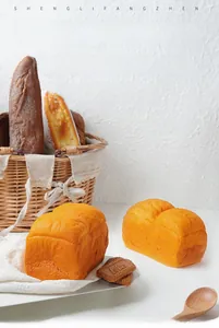 Macro-opname van kunstmatig PU-toastbrood met realistische geroosterde textuur