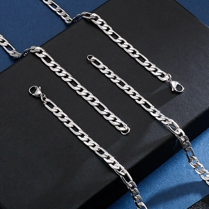 Collier minimaliste en acier inoxydable argenté NK Figaro avec éclat métallique sur boîte