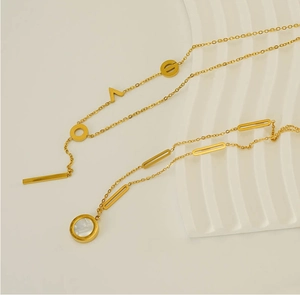 Détail du collier asymétrique plaqué or 18k avec incrustation de nacre et pendentif LOVE