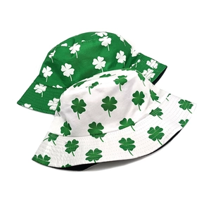Bob réversible motif trèfle à quatre feuilles pour protection solaire en vert et blanc