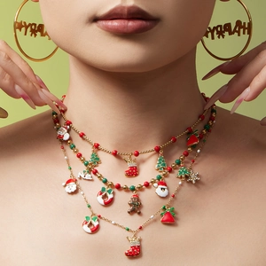 Collier de Noël doré multicouche avec pendentifs en émail et boucles d'oreilles créoles