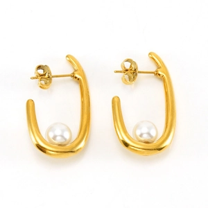 Détail de boucles d'oreilles en U en acier inoxydable doré 18K avec perles blanches