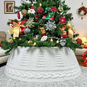 Jupe de sapin de Noël en tricot blanc avec texture tissée dans un salon chaleureux