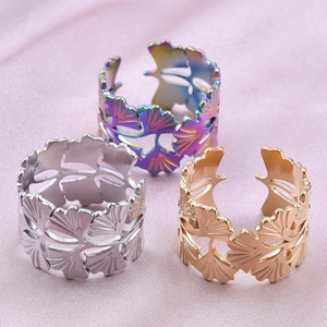 Bagues minimalistes feuille de ginkgo en or, argent et arc-en-ciel sur soie rose