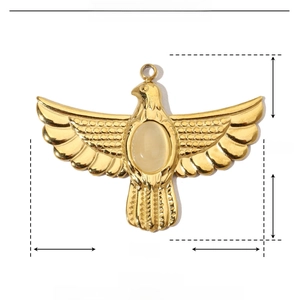 Vue détaillée du pendentif aigle doré avec pierre naturelle dimensions 36x27mm