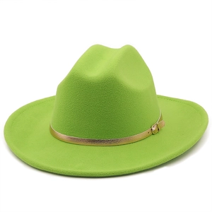 Vue détaillée du chapeau en feutre vert néon avec bande décorative à boucle dorée