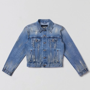 Dettaglio di giacca di jeans lavata con finitura industriale pesante ed etichetta sul collo
