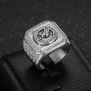 Vue macro d'une bague en acier inoxydable gravée de l'emblème Philippine Eagle Fraternal