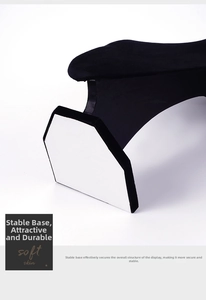 Détail de la base hexagonale stable d'un présentoir de collier en velours noir élégant