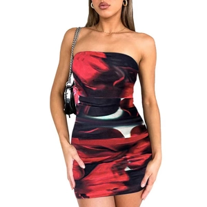 Détail de l'imprimé floral rouge et noir sur une robe bustier moulante et sexy