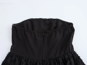 Detailansicht des versteckten Reißverschlusses und elastischen Saums am schwarzen Kleid