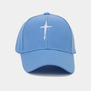 Détail de la casquette de baseball bleu clair avec broderie 3D blanche et sergé de coton