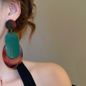 Gros plan de boucles d'oreilles géométriques en acrylique à motif écaille de tortue