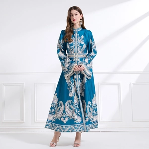 Elegante vestido largo azul pavo real con estampado paisley, cuello alto y mangas de campana