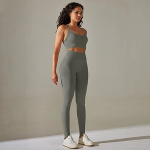Detail des grau-grünen nahtlosen Yoga-Sets mit Cross-Back-BH und hoher Kompressionshose