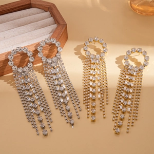 Orecchini pendenti a nappa color oro e argento con cerchi di strass scintillanti