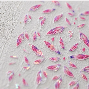 Vista macro di ali di farfalla laser 3D sfumate rosa e viola per adesivi nail art