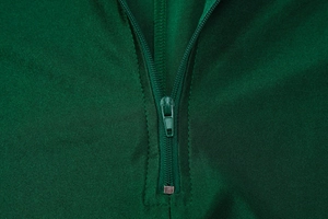 Detailansicht der dunkelgrünen Strickstruktur und des Reißverschlusses am Langarm-Body