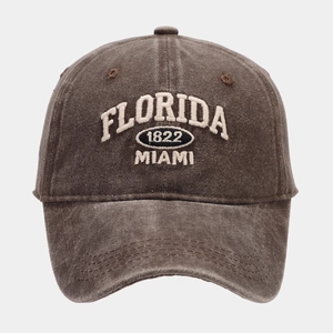 Détail d'une casquette de baseball vintage marron foncé avec broderie Florida