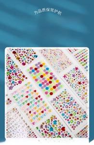 Détail d'autocollants en cristal 3D colorés en formes de cœur, d'étoile et de fleur
