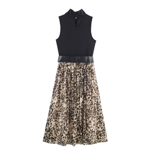 Abito senza maniche da donna con top nero a collo alto e gonna a pieghe in chiffon leopardato
