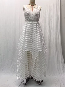 Dettaglio dell'abito da sposa in organza a righe bianche con taglio asimmetrico e scollo V
