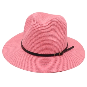 Dettaglio del cappello Panama rosa intrecciato con cinturino in pelle e fibbia
