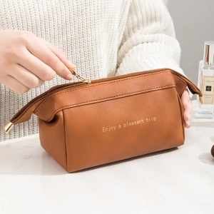 Beauty case in pelle PU marrone con cerniera dorata e ampia apertura a nuvola