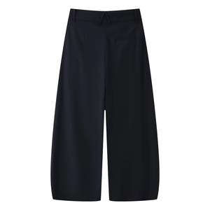 Détail du pantalon large à taille haute plissé en tissu bleu marine de qualité